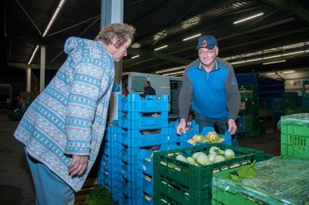 2 1 Gartenbau Weishaar Manfred Weishaar mit Kundin